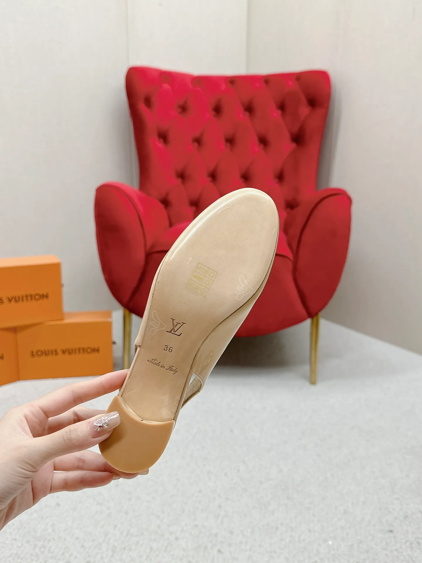 👟👟Ex-factory price 580👟👟 👑 Lv shoes This Urban Twist women's shoe is a stylish upgrade to the classic stiletto style. It is made of smooth calfskin upper with a bright silver metal toe and is engraved with the LV Circle logo, highlighting the Louis Vuitton brand characteristics. Detailed features: Calfskin material Lining: Imported full-grain sheepskin Foot pads: Imported full-grain sheepskin sole Italian genuine leather sole Heel height Two height sizes: 34-40 (34.40.41 customization is not returnable)